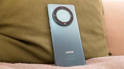 Honor Magic5 Lite, visión de su cámara, modelo verde sobre un cojín