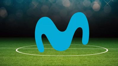 imagen de un campo de futbol con el loog movistar