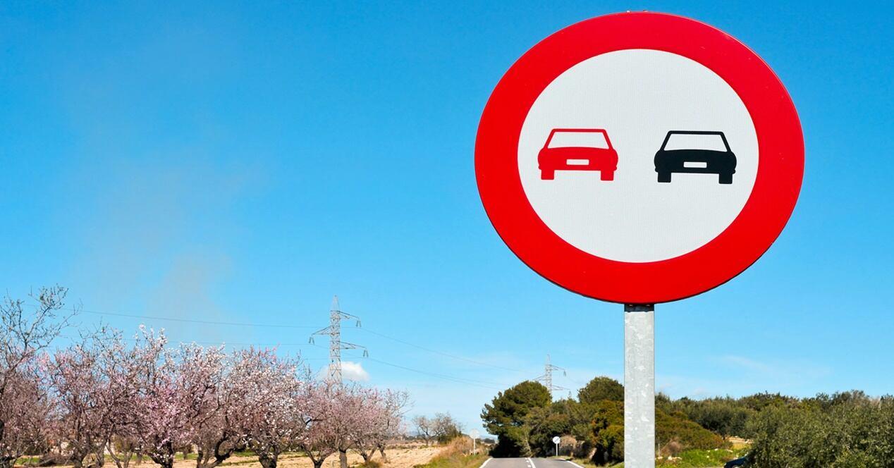 DGT insiste prohibido adelantar carretera