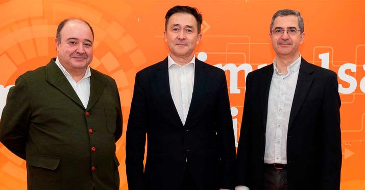 Adolfo Muñoz (left) with Andreu Vilamitjana, General Director of Cisco Spain (center) and José Manuel Menéndez (right), during the announcement of the pilot at MWC 2023