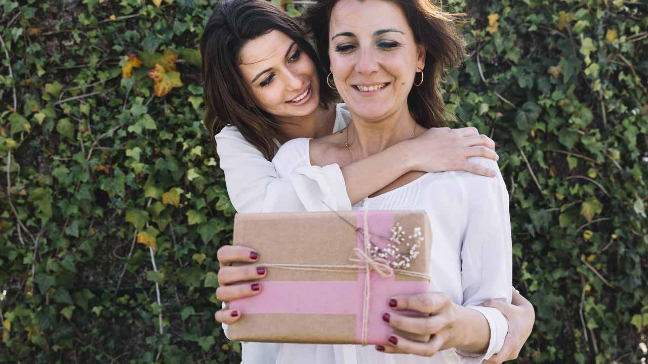 hija dando regalo a su madre