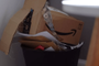 Paquete de cartón con el logo de Amazon sobre una superficie de madera, ilustrando el concepto de envío usado como señuelo en la estafa de las cajas misteriosas