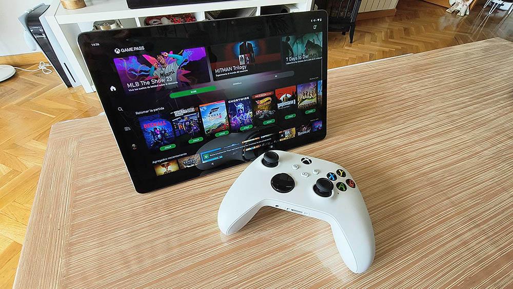 Tablet Lenovo con mando de Xbox y Gamepass en pantalla