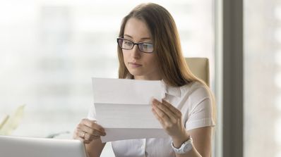 mujer mirando papeles