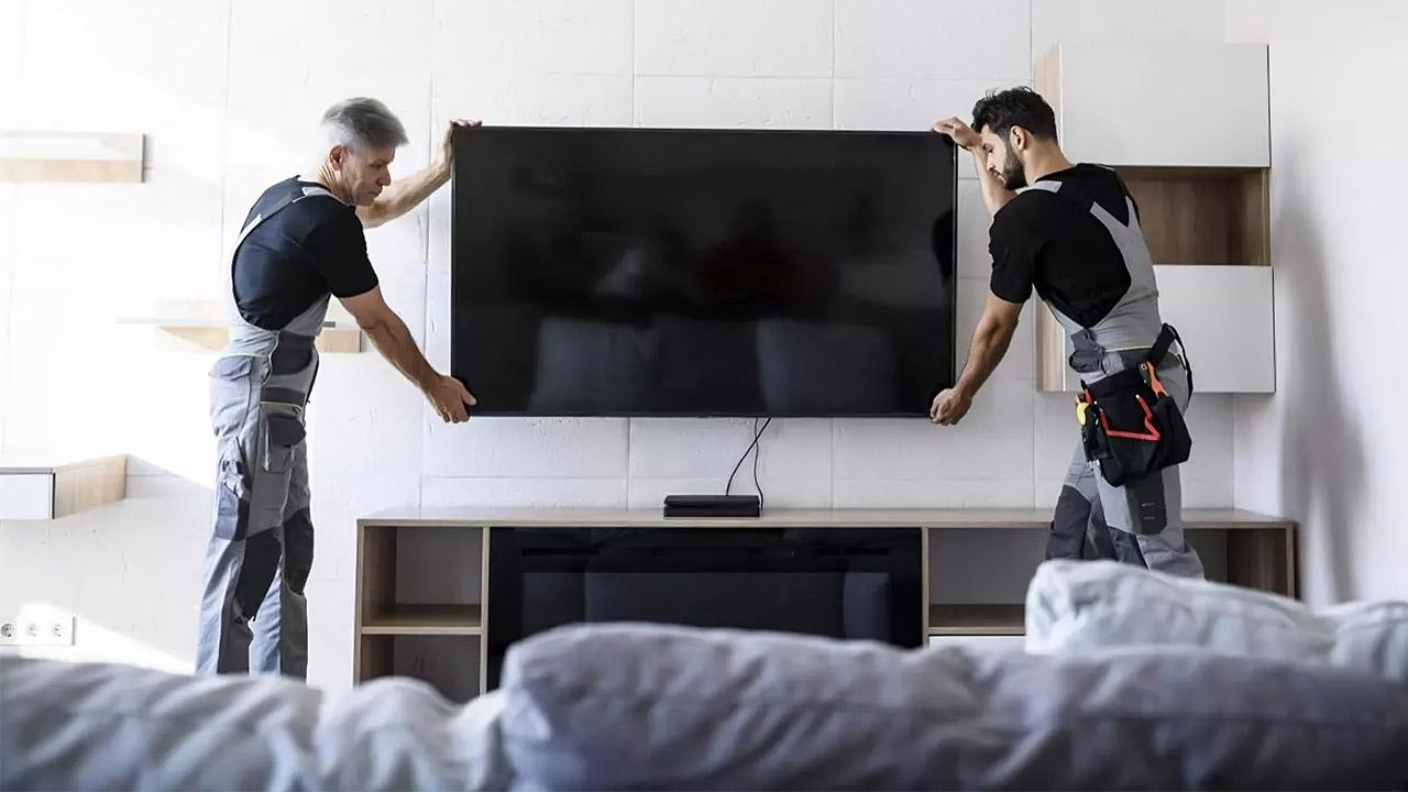 Mucho cuidado si tienes tu televisión colgada en la pared: te puede ocurrir  esto