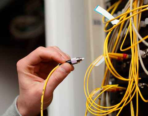 Por qué nunca deberías tocar el cable de fibra óptica que va conectado al  router?, Internet, wifi, Actualidad