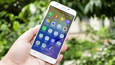 Pantalla de inicio de un smartphone Android mostrando varios iconos de notificación en la barra de estado