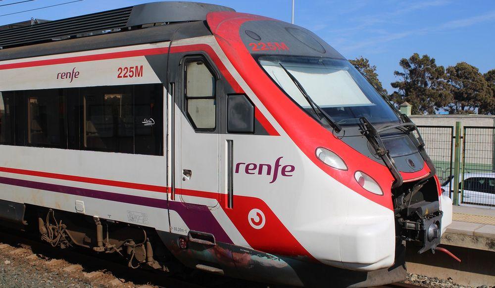 Un tren de Renfe circulando por las vías en España