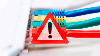 varios cables red Ethernet conectados a un router