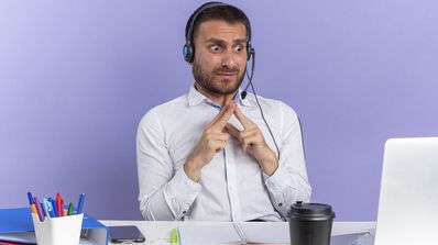 hombre en call center