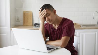 hombre enfadado con Internet