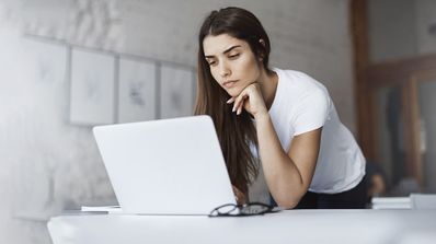 mujer con ordenador