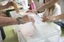 persona votando mesa electoral Pamplona