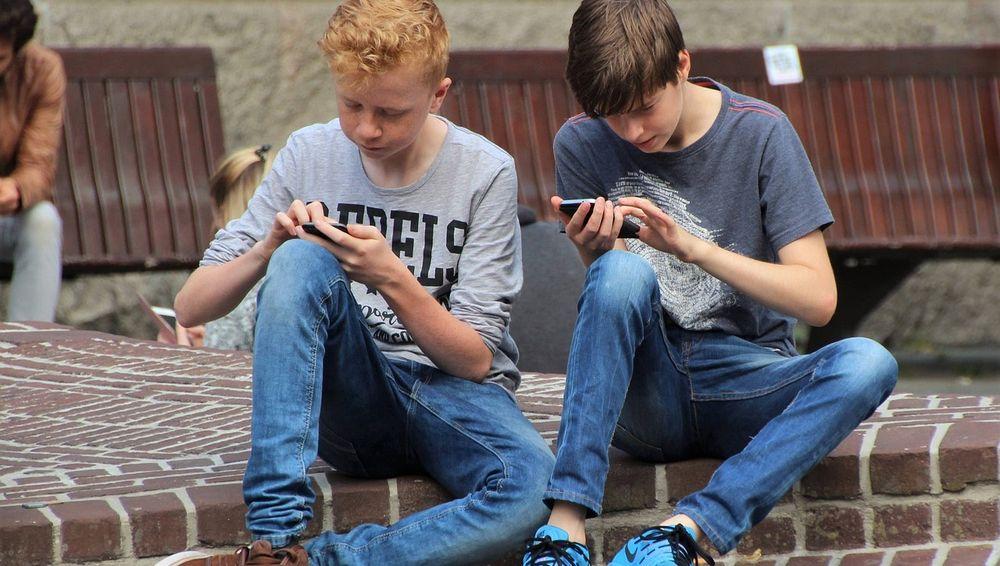 niños jugando con el móvil
