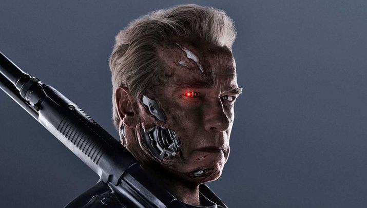 Primer plano del cíborg Terminator con el rostro dañado dejando ver su estructura mecánica y un ojo rojo brillante mientras sostiene un arma al hombro.