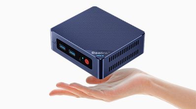 Sujetando el Beelink Mini S12 Pro Mini PC en una mano