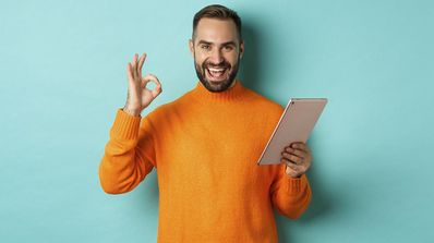 hombre con Tablet
