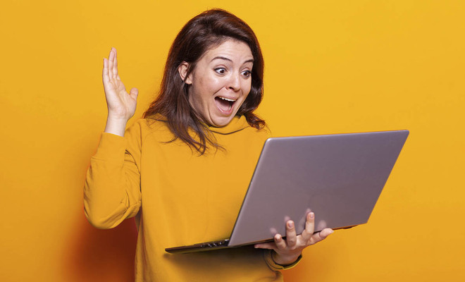 promoción jazztel con una chica sorprendida sujetando el portátil