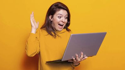promoción jazztel con una chica sorprendida sujetando el portátil
