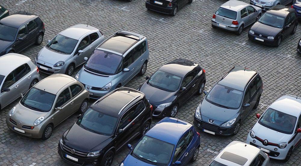Un grupo de vehículos aparcados en un aparcamiento al aire libre
