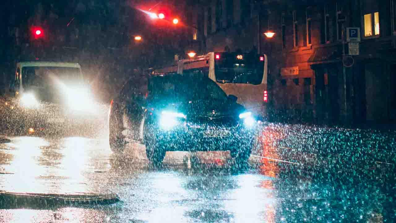 coche con lluvia