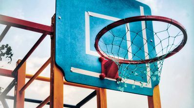 Una canasta de baloncesto de color azul.