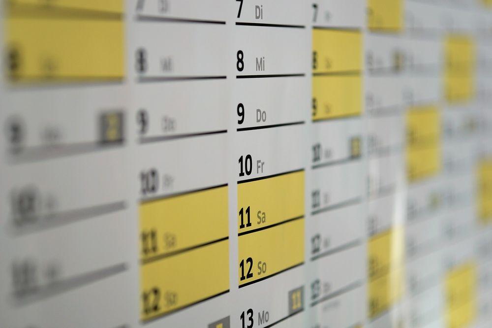 Calendario días festivos amarillo