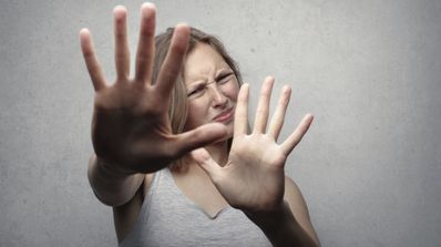 Chica manos delante en señal de rechazo