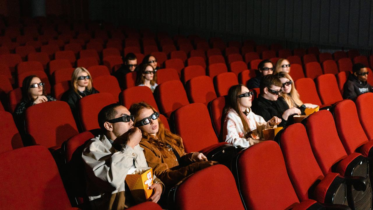 Personas en el cine viendo una película