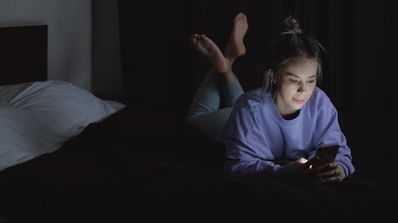 Dormir con el teléfono móvil