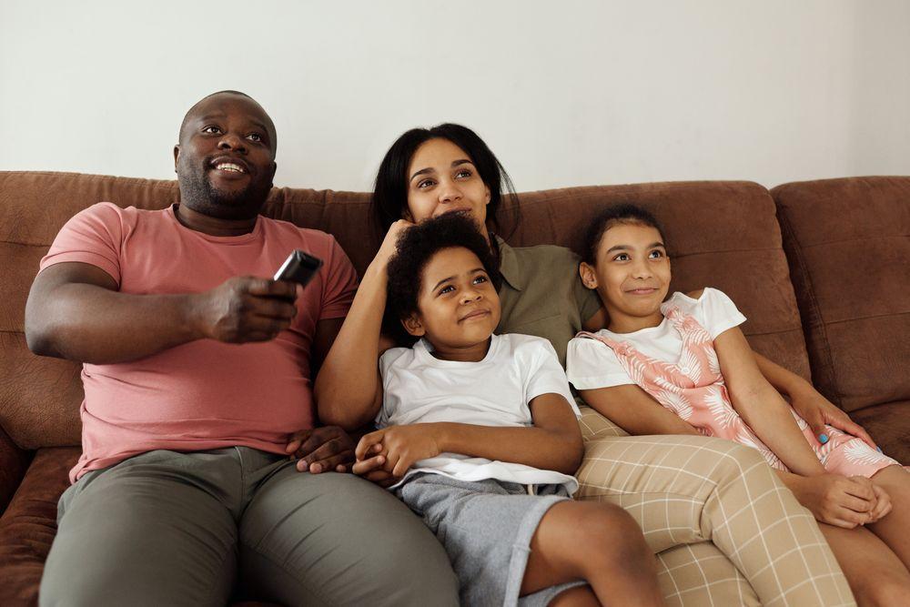 Una familia completa viendo la TV atenta