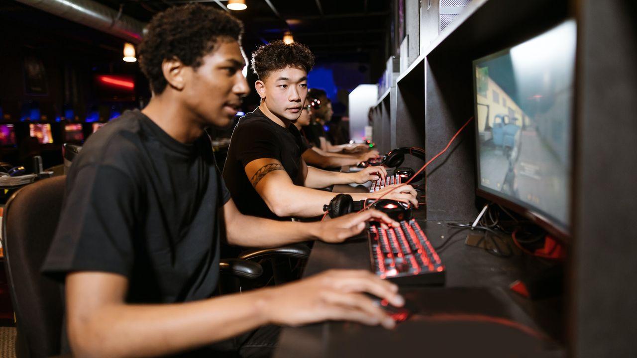 Aficionados al gaming jugando a videojuegos