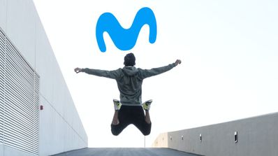 Logo Movistar en el cielo y hombre que salta