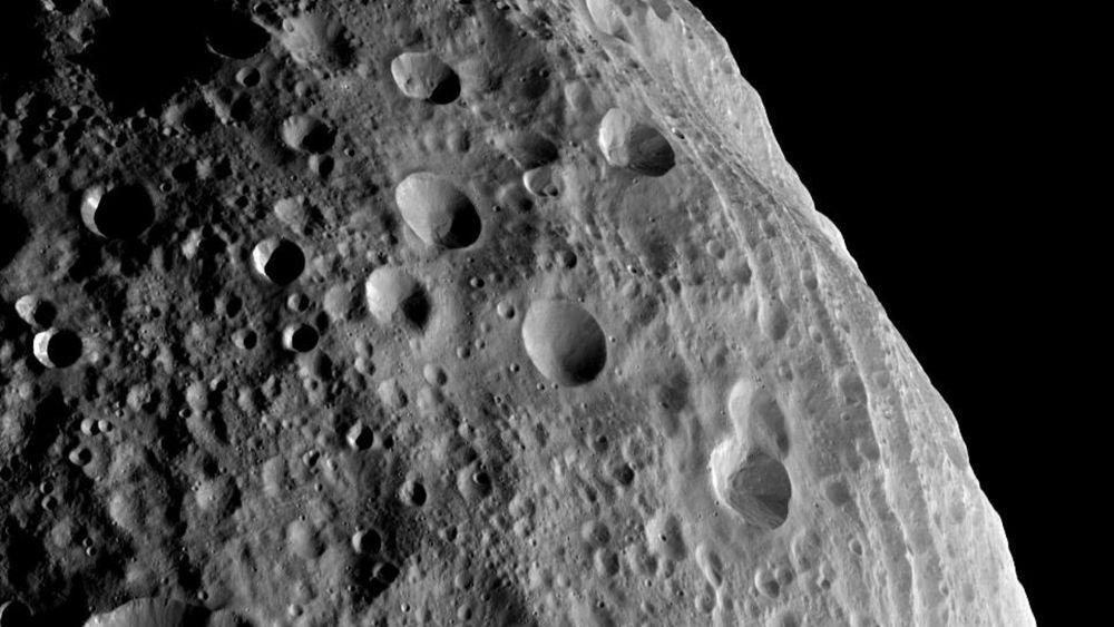Superficie lunar y sus cráteres