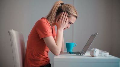 Chica leyendo una mala noticia en su ordenador
