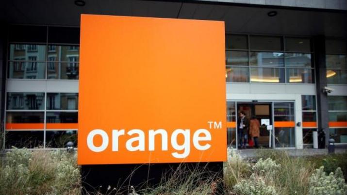 Logotipo presidiendo una sede de Orange