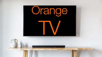 Televisión Smart con el logo de Orange TV