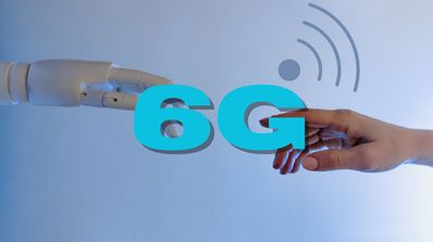 Mano de robot y de persona con símbolo 6G