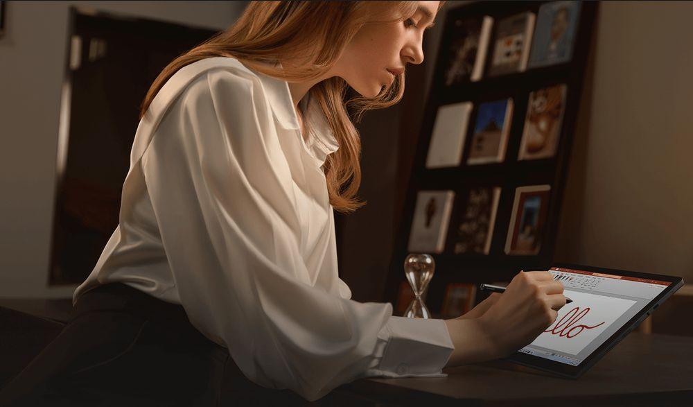 Mujer escribiendo en la pantalla del Xiaomi Book S