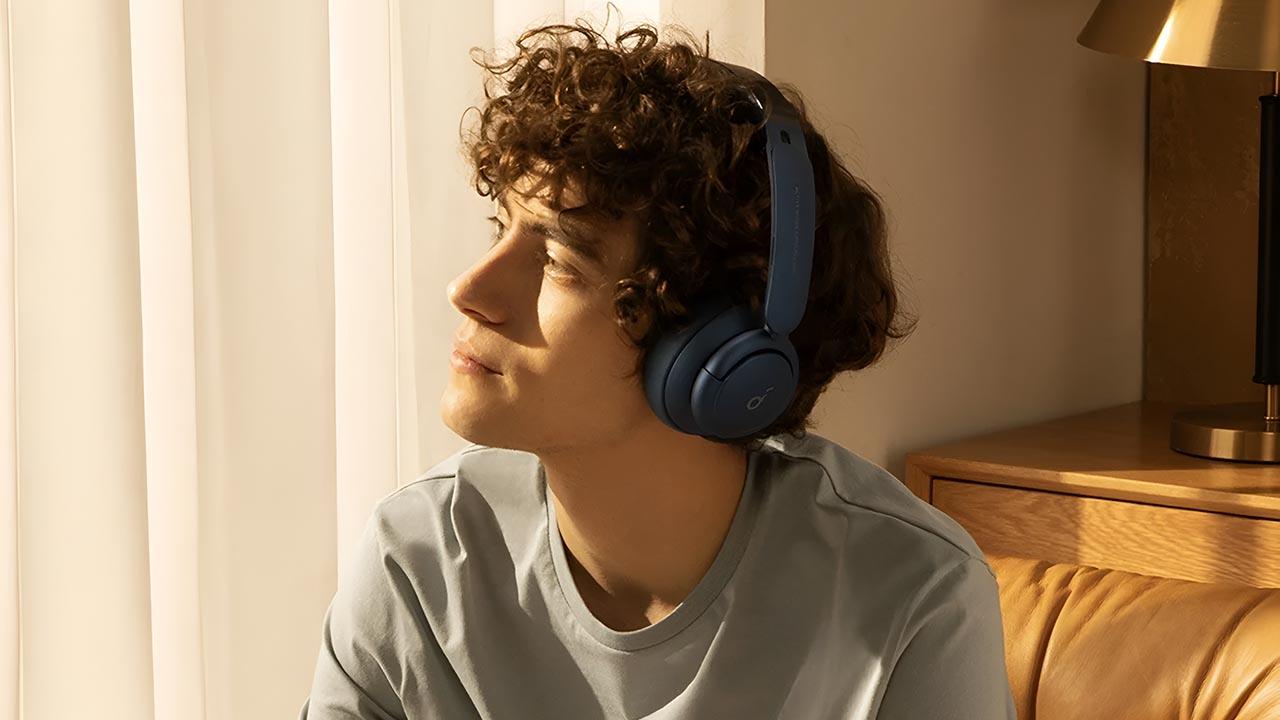 chico con auriculares Soundcore Life Q35