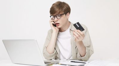chico pagando online con tarjeta de crédito