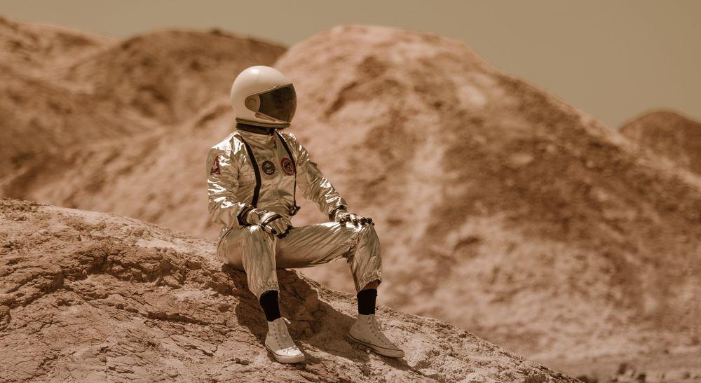 Astronauta descansando en la exploración de otro planeta