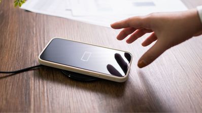 Un smartphone cargándose con sistema inalámbrico