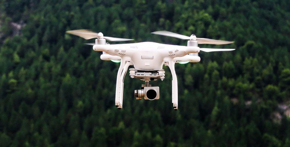 Dron sobrevolando zona verde