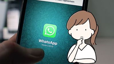 Chica preocupada mirando WhatsApp