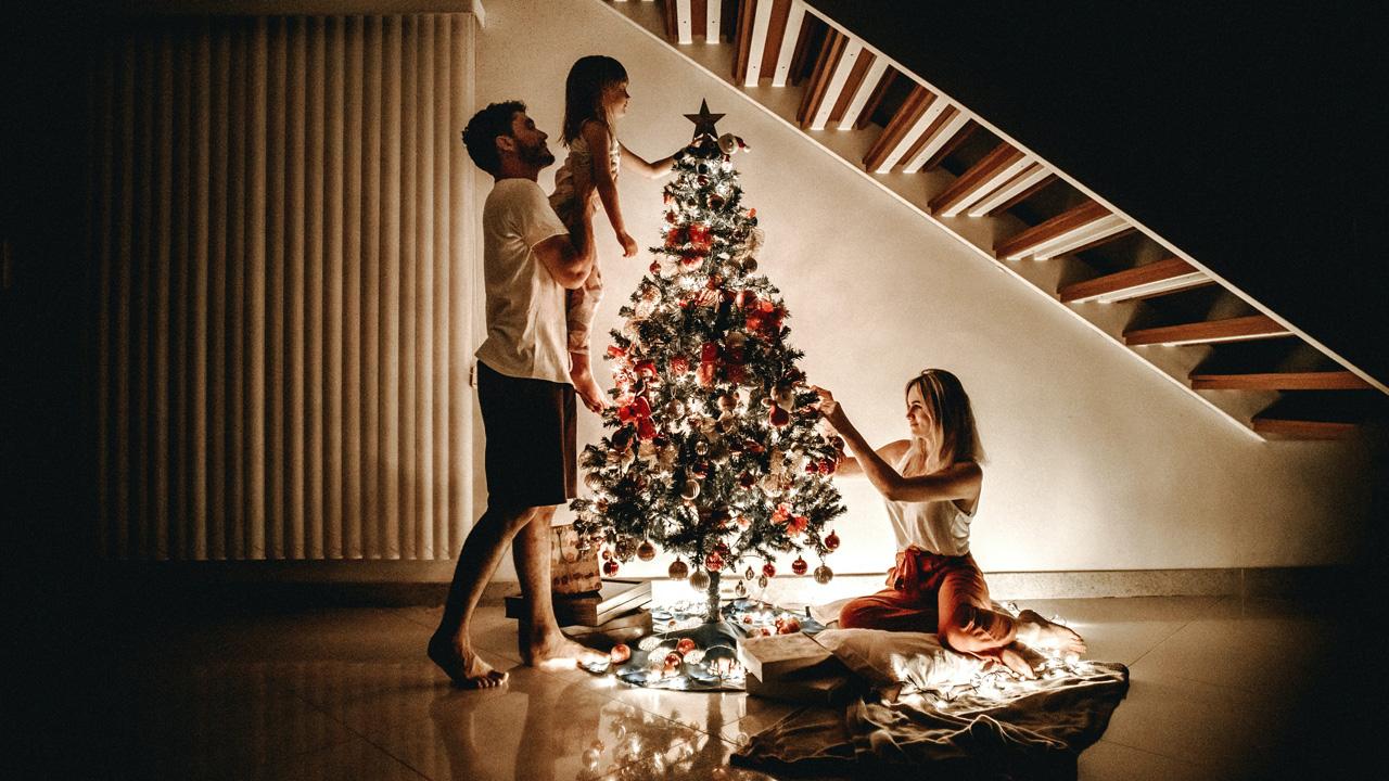 Familia poneindo el arbol de Navidad