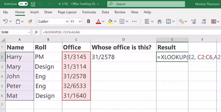 Interfaz de Microsoft Excel 2021 mostrando el uso de la función XLOOKUP en una hoja de cálculo con nombres y códigos de oficina.