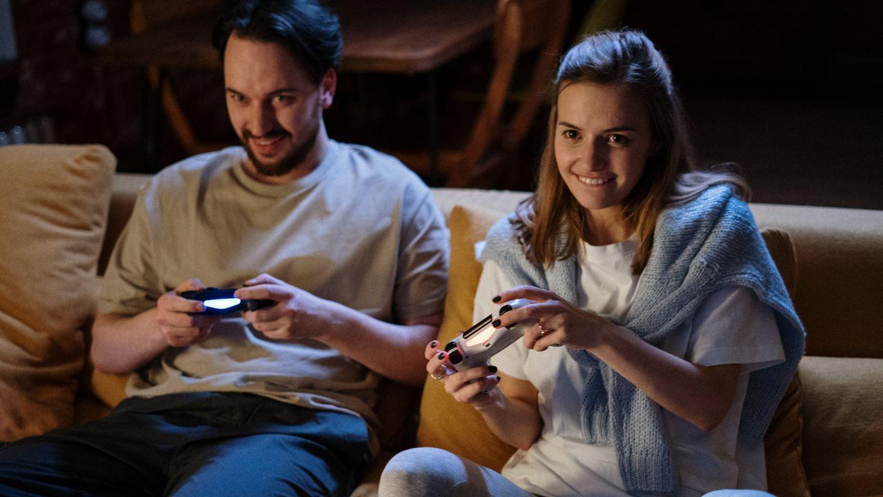 Una pareja jugando con videojuegos