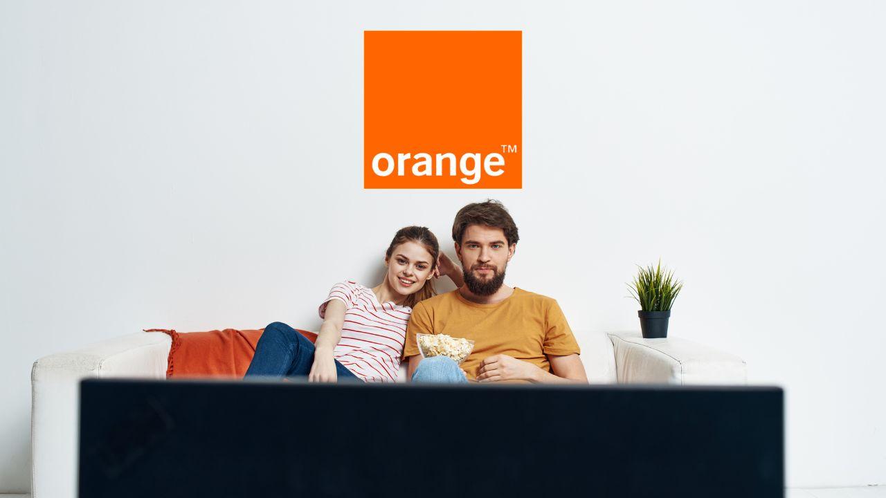 Una pareja viendo Orange TV cómodamente