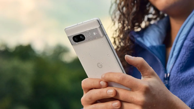 Google Pixel 7 en mano